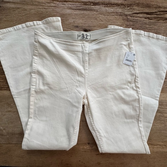 NWT Free People Penny Pull on Flare Jeans ~ White~ size 32 🤍 - Picture 13 of 15